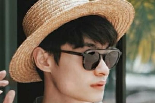Kacamata dipakai oleh selebriti Lucky Oetama