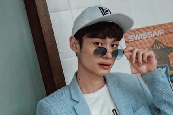 Kacamata dipakai oleh selebriti Lucky Oetama