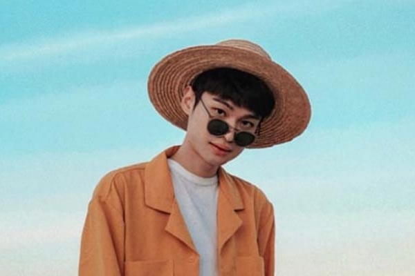 Kacamata dipakai oleh selebriti Lucky Oetama