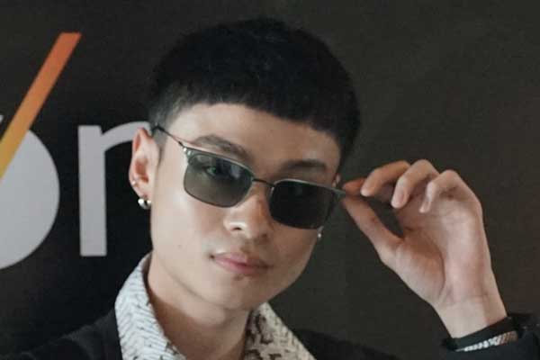 Kacamata dipakai oleh selebriti Lucky Oetama