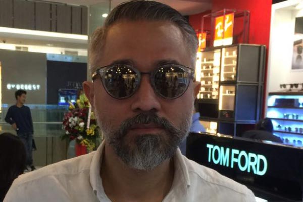 Kacamata dipakai oleh selebriti Lukman Sardi