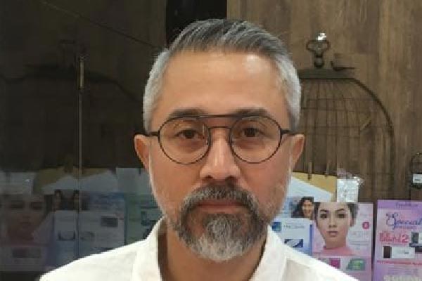 Kacamata dipakai oleh selebriti Lukman Sardi