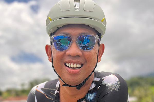 Kacamata dipakai oleh selebriti Markoneng
