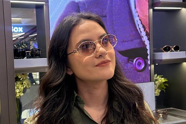 Kacamata dipakai oleh selebriti Marsha Aruan
