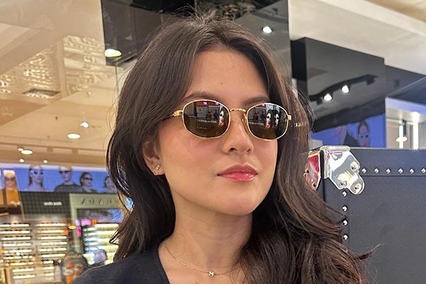 Kacamata dipakai oleh selebriti Marsha Aruan