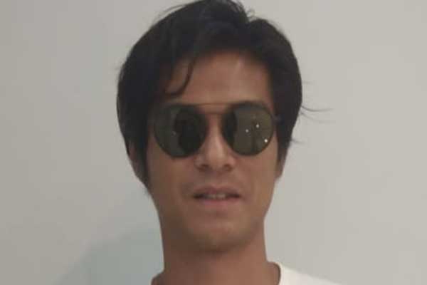 Kacamata dipakai oleh selebriti Marshall Sastra