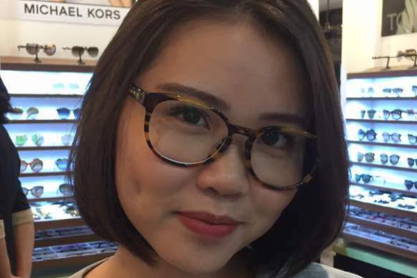 Kacamata dipakai oleh selebriti Martha Patricia