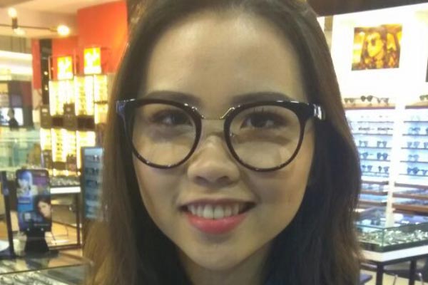 Kacamata dipakai oleh selebriti Martha Patricia