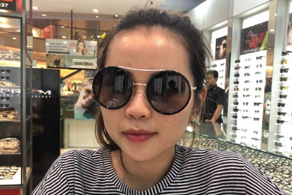 Kacamata dipakai oleh selebriti Martha Patricia
