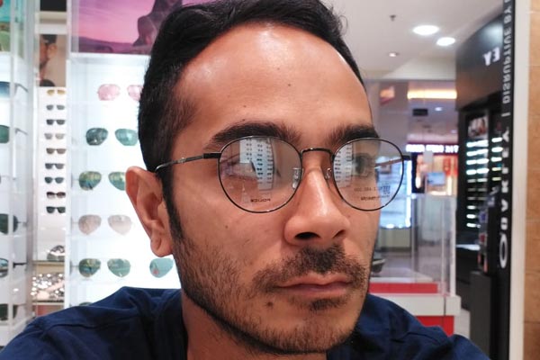 Kacamata dipakai oleh selebriti Marthino Lio