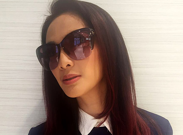 Kacamata dipakai oleh selebriti Maudy Koesnaedi