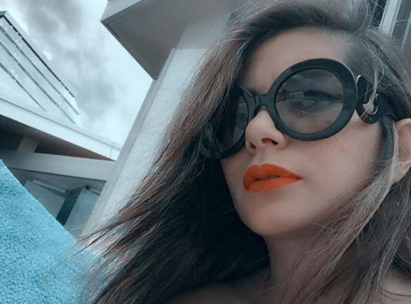 Kacamata dipakai oleh selebriti Meisya Siregar