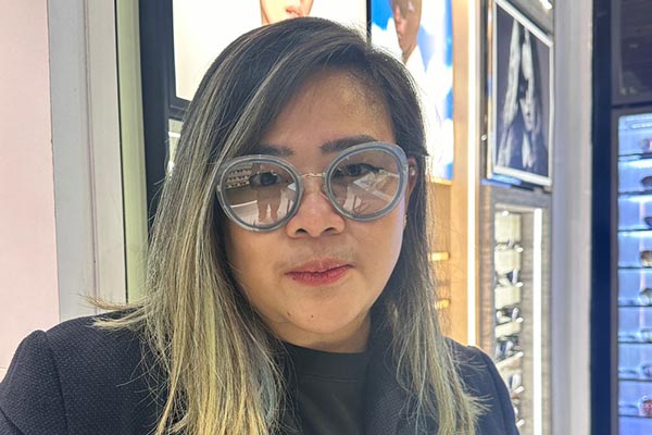 Kacamata dipakai oleh selebriti Mel Ahyar