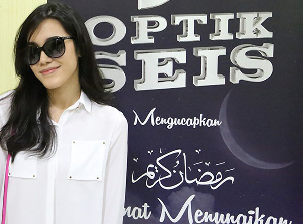 Kacamata dipakai oleh selebriti Michella Putri