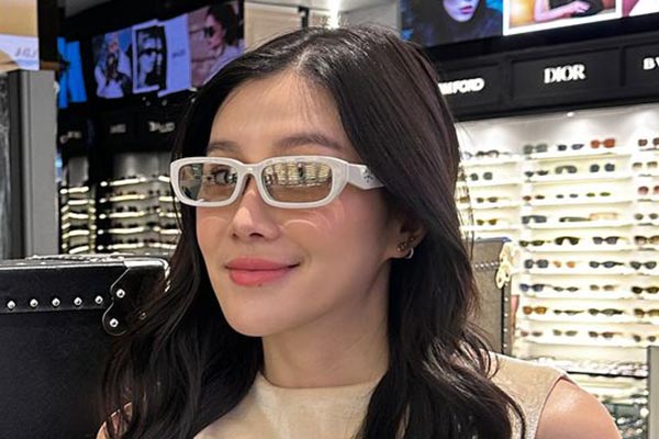 Kacamata dipakai oleh selebriti Michelle Hendra