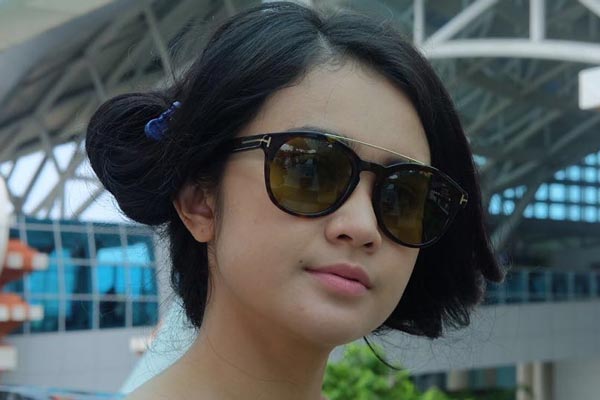 Kacamata dipakai oleh selebriti Michelle Ziudith