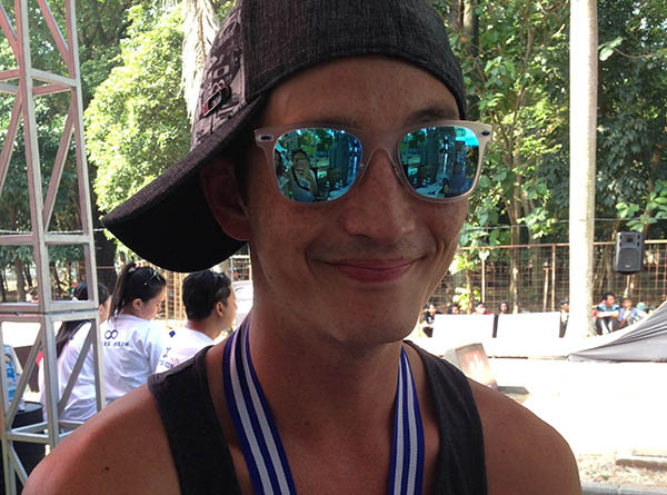 Kacamata dipakai oleh selebriti Mike Lewis