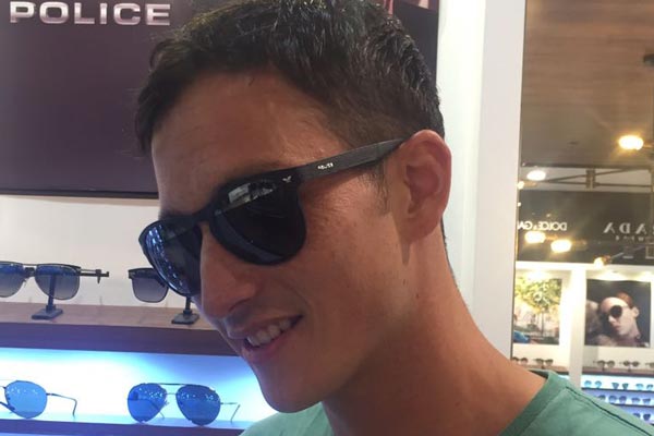 Kacamata dipakai oleh selebriti Mike Lewis