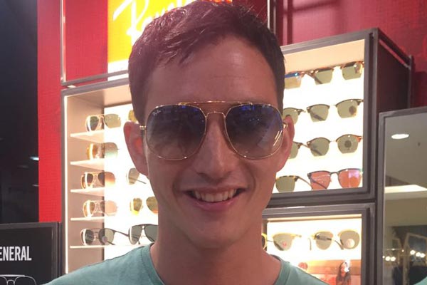 Kacamata dipakai oleh selebriti Mike Lewis