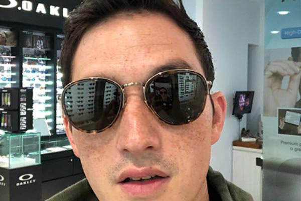 Kacamata dipakai oleh selebriti Mike Lewis