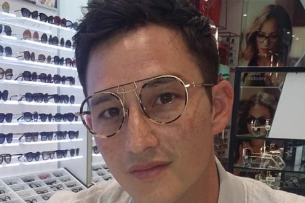 Kacamata dipakai oleh selebriti Mike Lewis