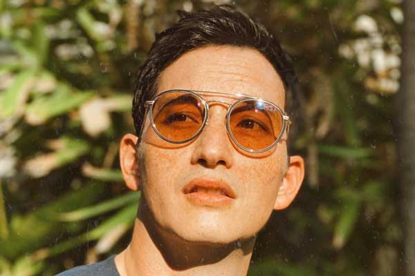 Kacamata dipakai oleh selebriti Mike Lewis