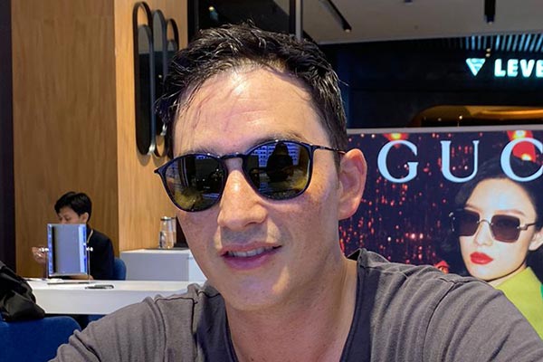 Kacamata dipakai oleh selebriti Mike Lewis