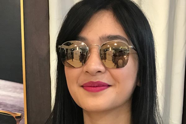 Kacamata dipakai oleh selebriti Mikha Tambayong