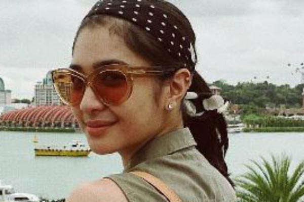 Kacamata dipakai oleh selebriti Mikha Tambayong