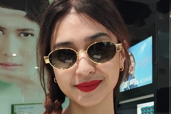 Kacamata dipakai oleh selebriti Mikha Tambayong