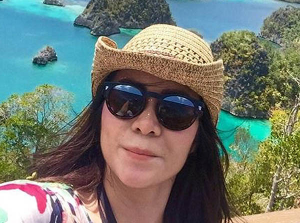 Kacamata dipakai oleh selebriti Momo Geisha