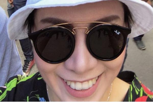 Kacamata dipakai oleh selebriti Momo Geisha