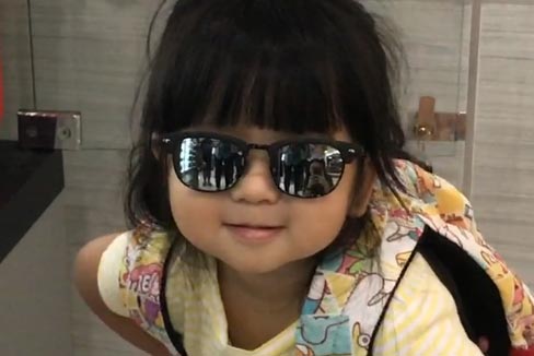 Kacamata dipakai oleh selebriti Moonella Jo