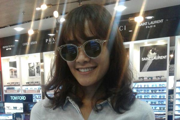Kacamata dipakai oleh selebriti Nabila Evandestiera