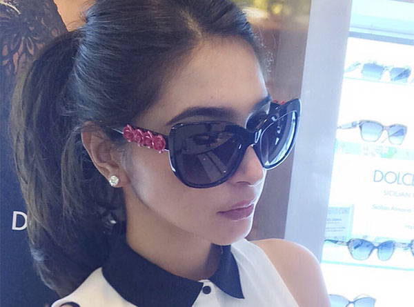 Kacamata dipakai oleh selebriti Nabila Syakieb