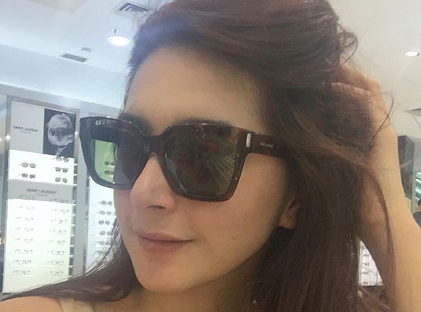 Kacamata dipakai oleh selebriti Nabila Syakieb