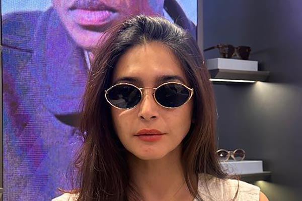 Kacamata dipakai oleh selebriti Nabila Syakieb