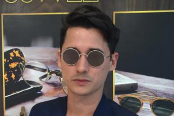 Kacamata dipakai oleh selebriti Nino Fernandez