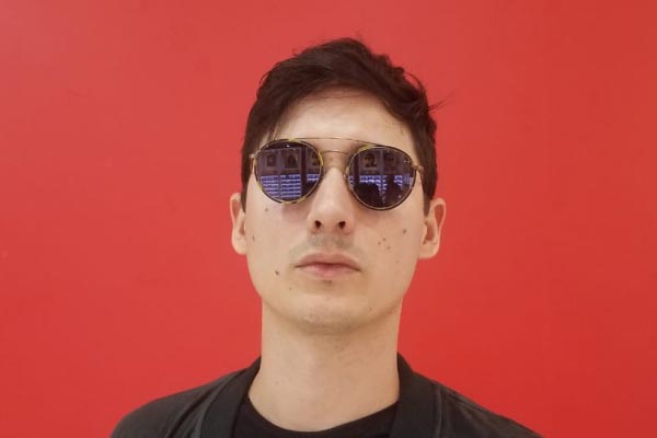 Kacamata dipakai oleh selebriti Nino Fernandez