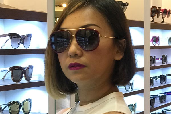 Kacamata dipakai oleh selebriti Nola B3