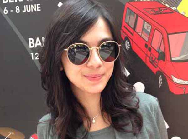 Kacamata dipakai oleh selebriti Nycta Gina