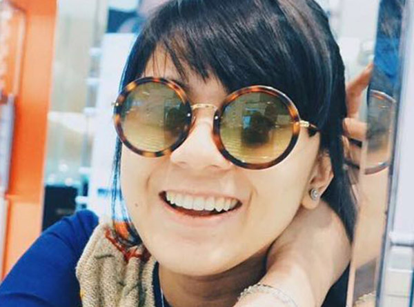Kacamata dipakai oleh selebriti Nycta Gina