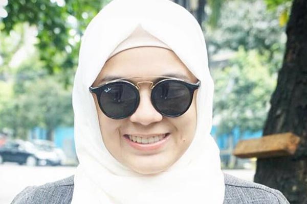 Kacamata dipakai oleh selebriti Nycta Gina