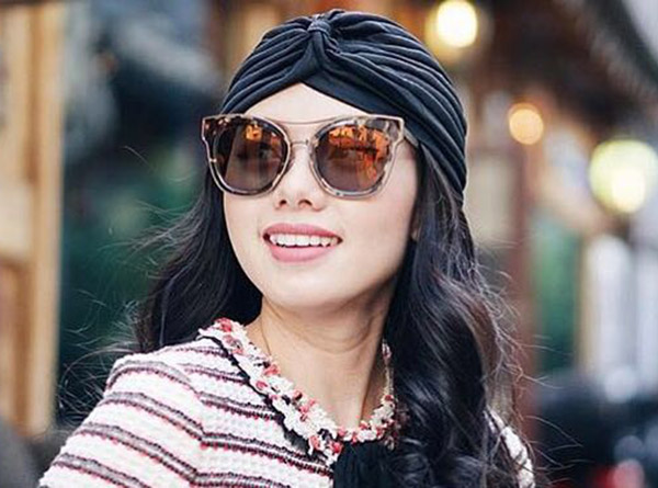 Kacamata dipakai oleh selebriti Olivia Lazuardy