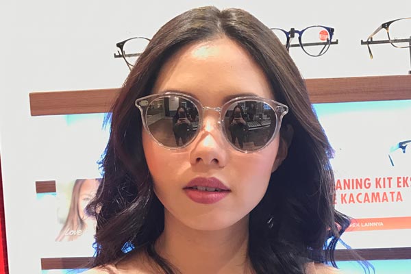 Kacamata dipakai oleh selebriti Olivia Lazuardy