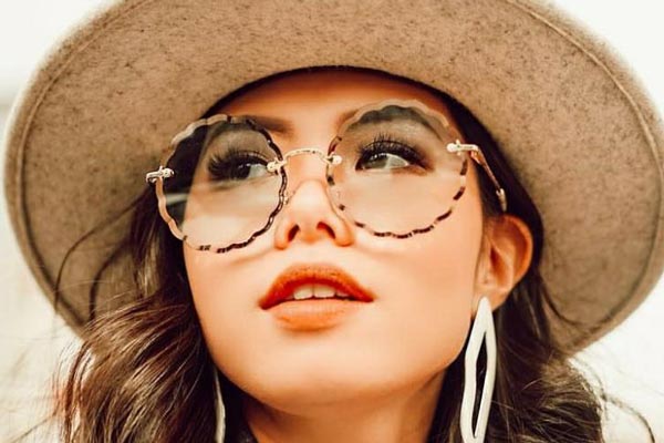 Kacamata dipakai oleh selebriti Olivia Lazuardy