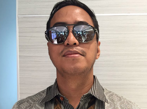 Kacamata dipakai oleh selebriti Pandji Pragiwaksono