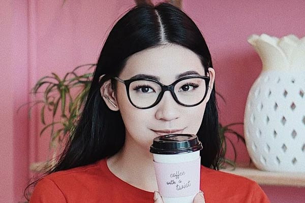 Kacamata dipakai oleh selebriti Patricia Devina