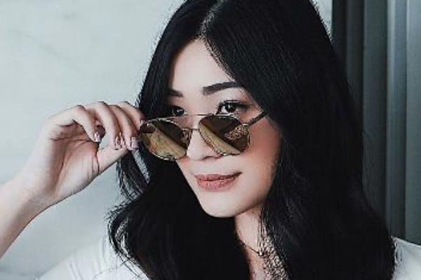 Kacamata dipakai oleh selebriti Patricia Devina