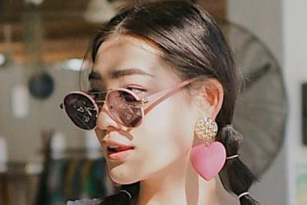 Kacamata dipakai oleh selebriti Patricia Devina